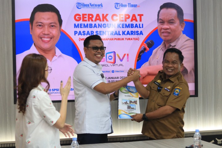 PROPOSAL -- Pj Bupati Jeneponto, Junaedi Bakri (kiri) menyerahkan proposal pembangunan Pasar Sentral Modern Turatea kepada mantan anggota DPR RI, Mukhtar Tompo.