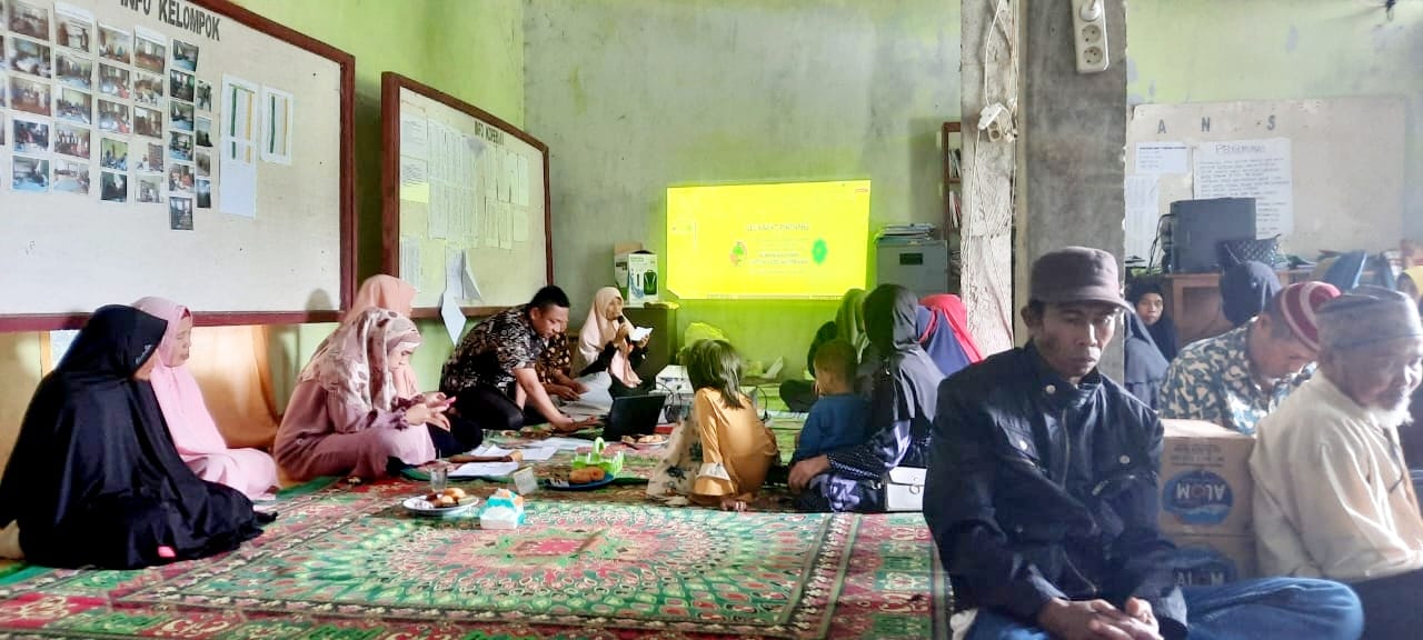 IST RAT -- Para anggota Koperasi BMT Syariah Pertanian Organik Cikoro saat mengikuti RAT yang dikemas santai melantai dan dihadiri Kadis Koperasi UKM Gowa, Mahmuddin serta Pemcam Tompobulu dan Pemlur Cikoro.