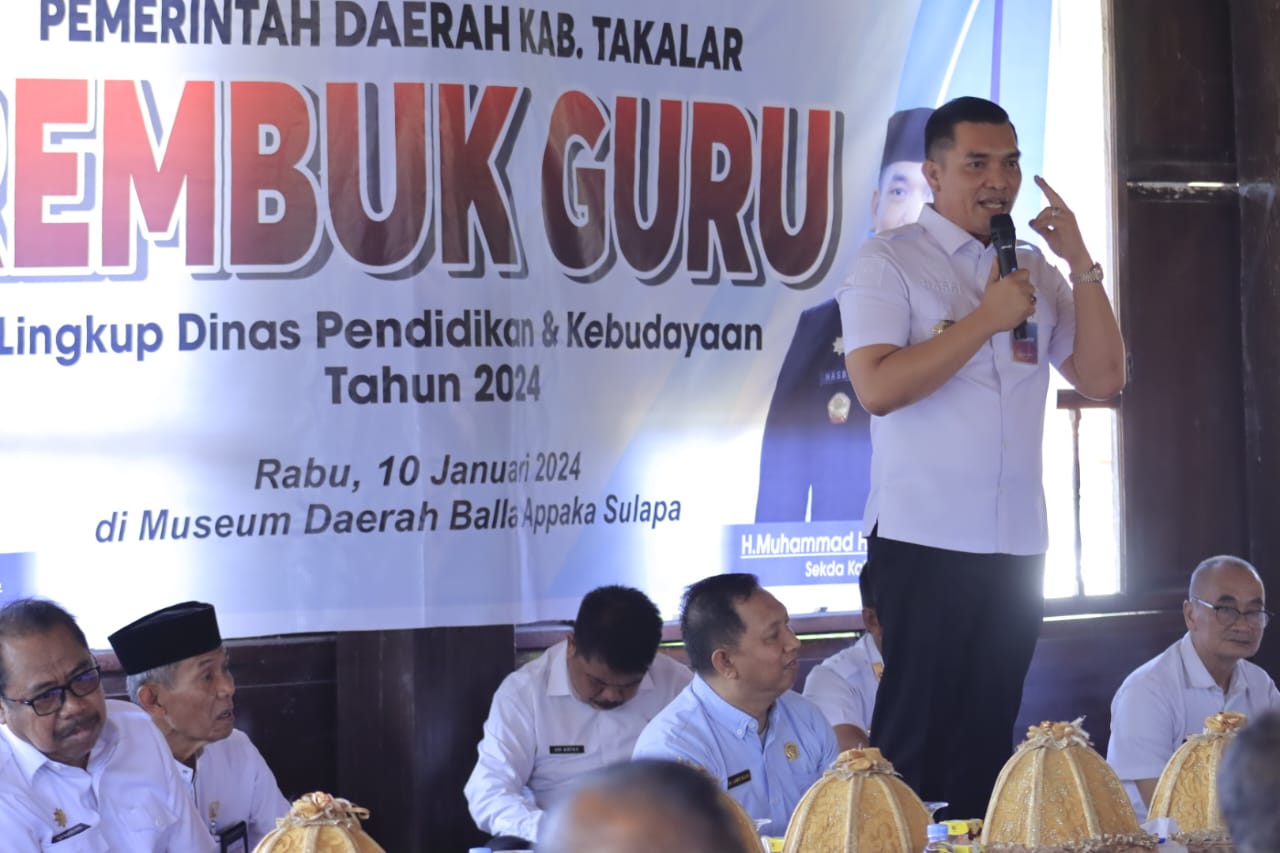 REMBUK GURU -- Sekkab Takalar, H Muhammad Hasbi mewakili Pj bupati Takalar, menyampaikan sambutan sekaligus membuka kegiatan rembuk guru yang dilaksanakan Dinas Pendidikan dan Kebudayaan Kabupaten Takalar.