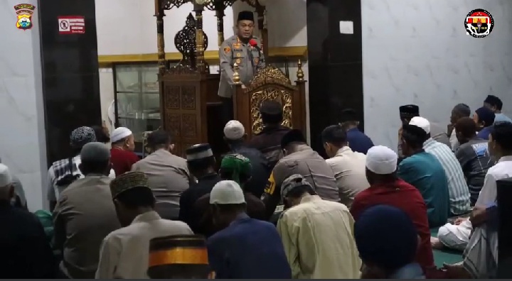SAFARI -- Kapolrestabes Makassar bersama rombongan yang melaksanakan safari salat subuh di Masjid Nurul Ittihad, Jalan Paccerakkang, Biringkanaya.