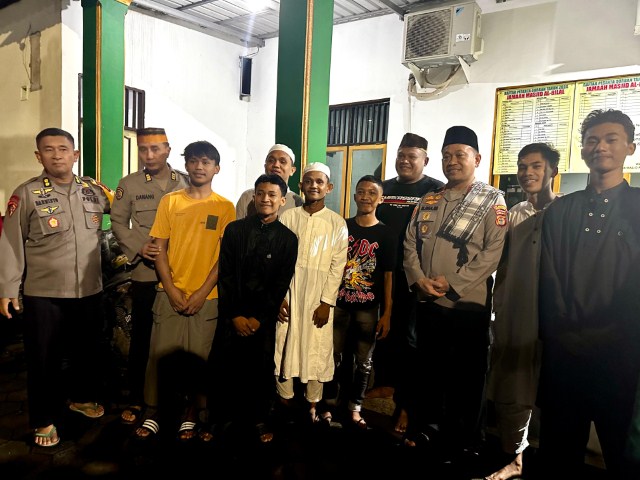 SAFARI SUBUH -- Kapolrestabes Makassar, Kombes Pol Mokhamad Ngajib (tiga dari kanan) foto bersama jemaah Masjid Al-Bilal, Jalan Rajawali, Kelurahan Panambungan, Kecamatan Mariso, saat melakukan Safari Subuh di masjid tersebut.  