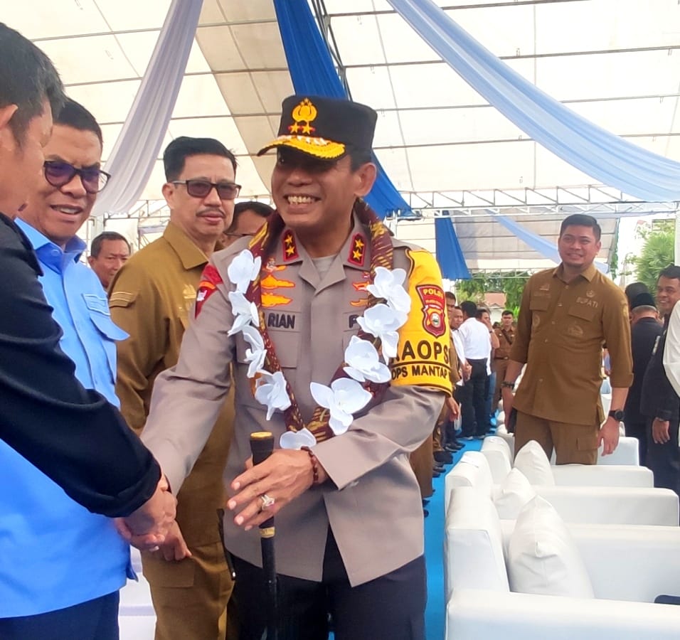 BKM/SAR SALAMAN -- Kapolda Sulsel, Irjen Pol Andi Rian R Djajadi, menyalami para pemimpin SKPD Kabupaten Gowa yang hadir menyambut kunkernya di pelataran Istana Balla Lompoa. 