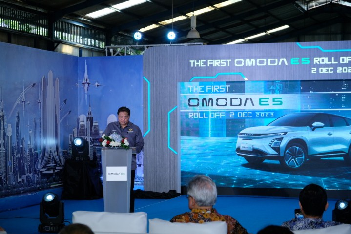 SAMBUTAN -- Menteri Koordinator Bidang Perekonomian Republik Indonesia, Airlangga Hartarto, pada seremonial produksi perdana kendaraan listrik Chery OMODA E5.