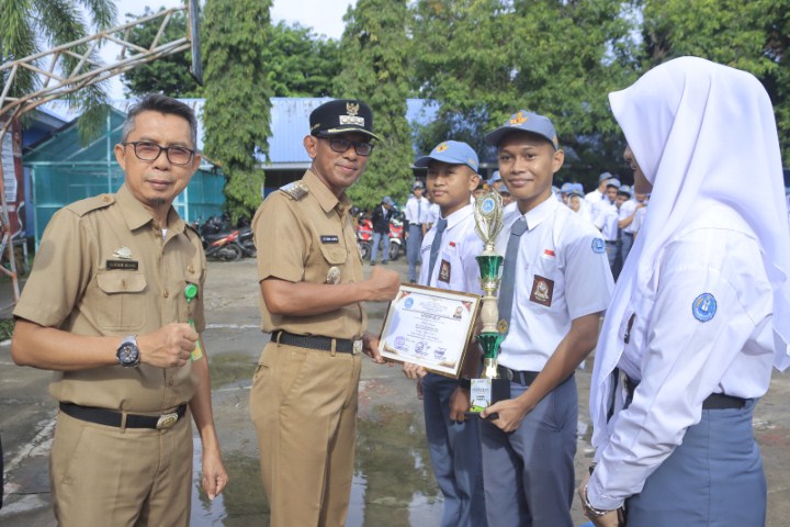 SASAR -- Pj Bupati Takalar, Setiawan Aswad, saat menyasar salah satu sekolah menengah atas yang ada di Kabupaten Takalar.