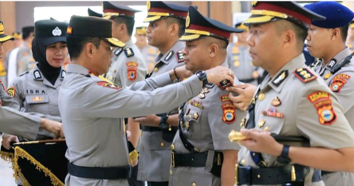 SERAH TERIMA -- Kapolda Sulsel, Irjen Pol Andi Rian R Djajadi melakukan serahterimakan empat Kapolres di Aula Andi Mappoddang Mapolda Sulsel.