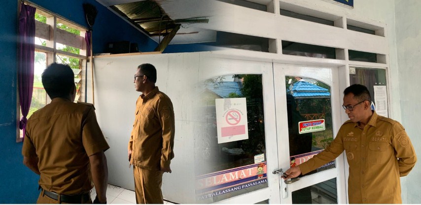 SIDAK -- Pj Bupati Takalar, Setiawan Aswad ketika melakukan sidak di kantor Kelurahan Kalabbirang, Kecamatan Pattallassang dan mendapati kantor tersebut masih dalam keadaan tergembok.
