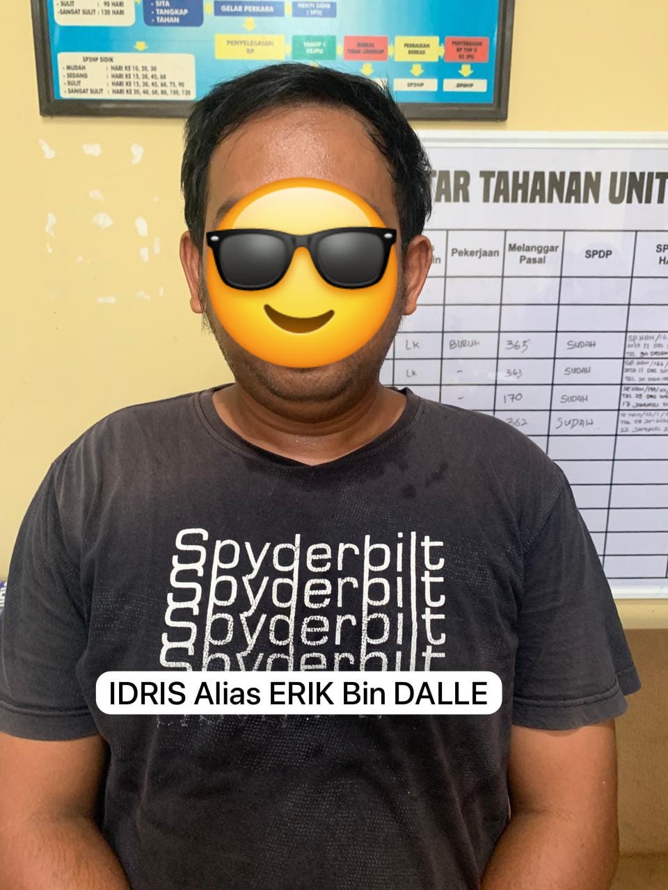 GEGARA DUKUN -- Korban pembunuhan guru honorer SD 10 Pangsid Desa Kanie Kecamatan Maritenggae Kabupaten Sidrap Acok Permana Putra. Tampak tersangka pembunuhan Idris usai diamankan polisi.