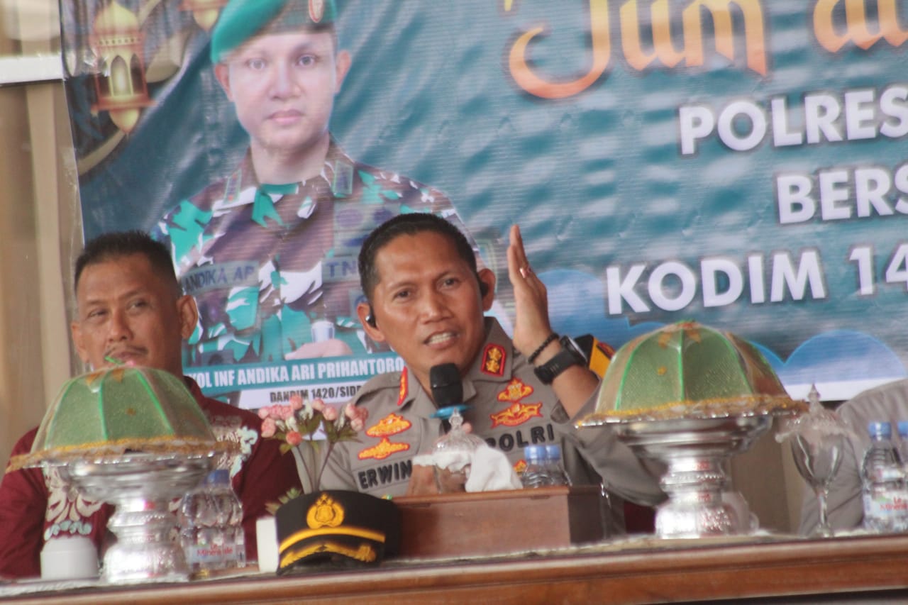 JUMAT CURHAT -- Kapolres Sidrap AKBP Erwin Syah menggelar Jumat Curhat di Balecoz Carwash, Kecamatan Dua Pitue, Sidrap,  Jumat (26/1) kemarin