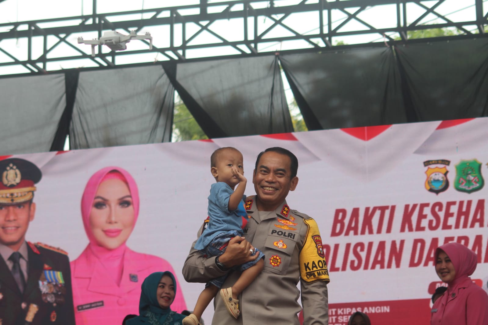 BAKSOS -- Kapolda Sulsel Irjen Pol Andi Rian R Djajadi dan Ketua Bhayangkari menggelar Baksos, Bakti Kesehatan, Bhayangkari Peduli dan Pasar Murah di Kabupaten Sidrap, Rabu (17/1). 