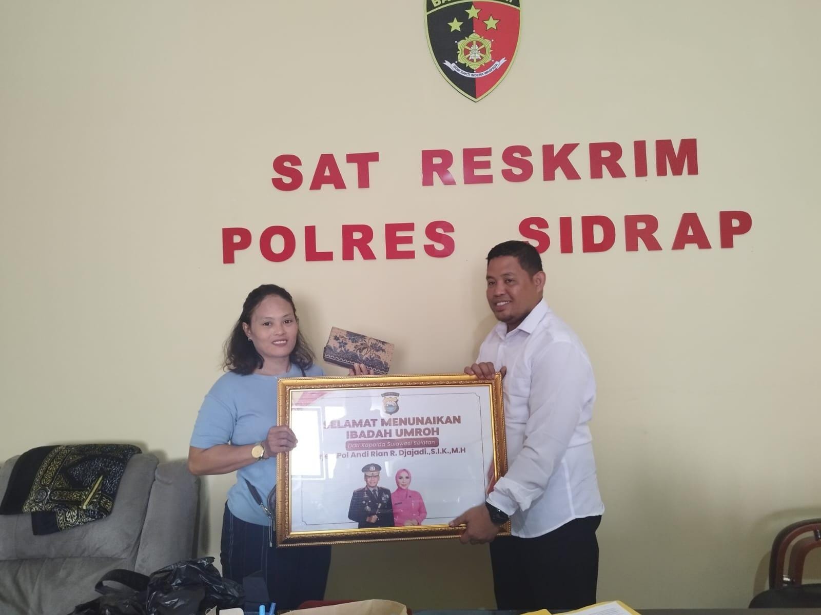HADIAH DIGANTI -- Seorang peserta jalan santai Palerangi (31) mendapatkan doorprize umrah gratis dari Kapolda Sulsel Irjen Pol Andi Rian R Djajadi. Hadiah umroh diganti dengan uang tunai. 