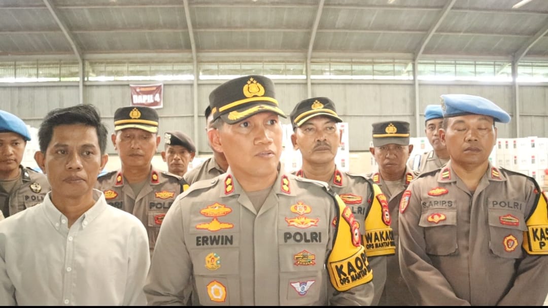 IMBAU -- Kapolres Sidrap, AKBP Erwin Syah mengimbau masyarakat agar menjaga situasi Kamtibmas yang kondusif dan menciptakan suasana Pileg yang aman dan nyaman bagi seluruh warga.