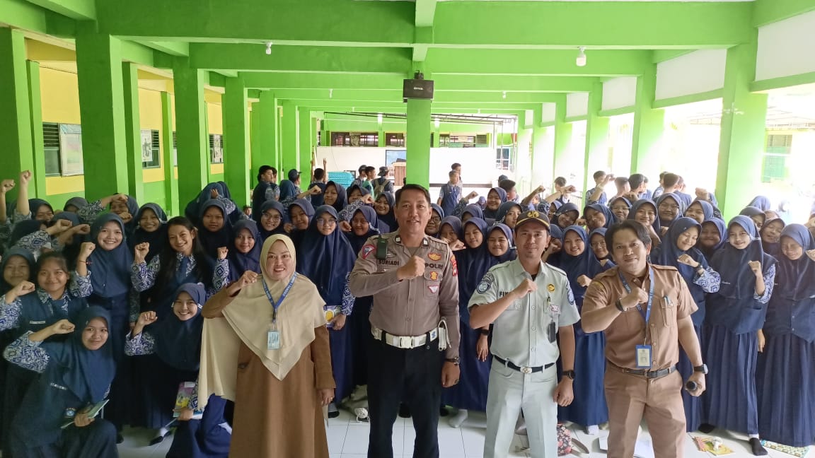 SOSIALISASI -- Satlantas Polres Sidrap berkolaborasi PT Jasa Raharja memberikan sosialisasi dan penyuluhan kepada para siswa-siswi SMPN 1 Pangsid Kabupaten Sidrap tentang pemberlakuan ETLE Mobile Handheld serta tertib berlalu lintas Selasa (30/1).