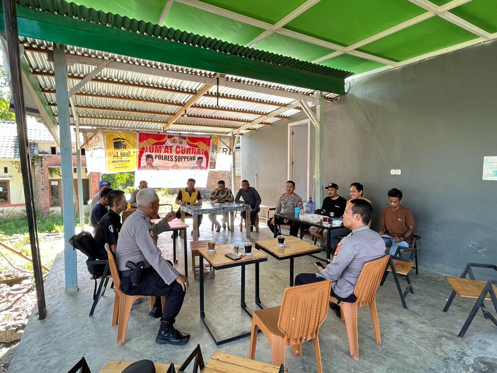 JUMAT CURHAT -- Polres Soppeng menggelar Jumat Curhat di Warkop AR Pasar BTN Perumnas Kelurahan Lalabata Rilau Watansoppeng Jumat (12/1). Kegiatan Jumat Curhat  dalam rangka cooling sistem yang dilakukan Polres Soppeng. 