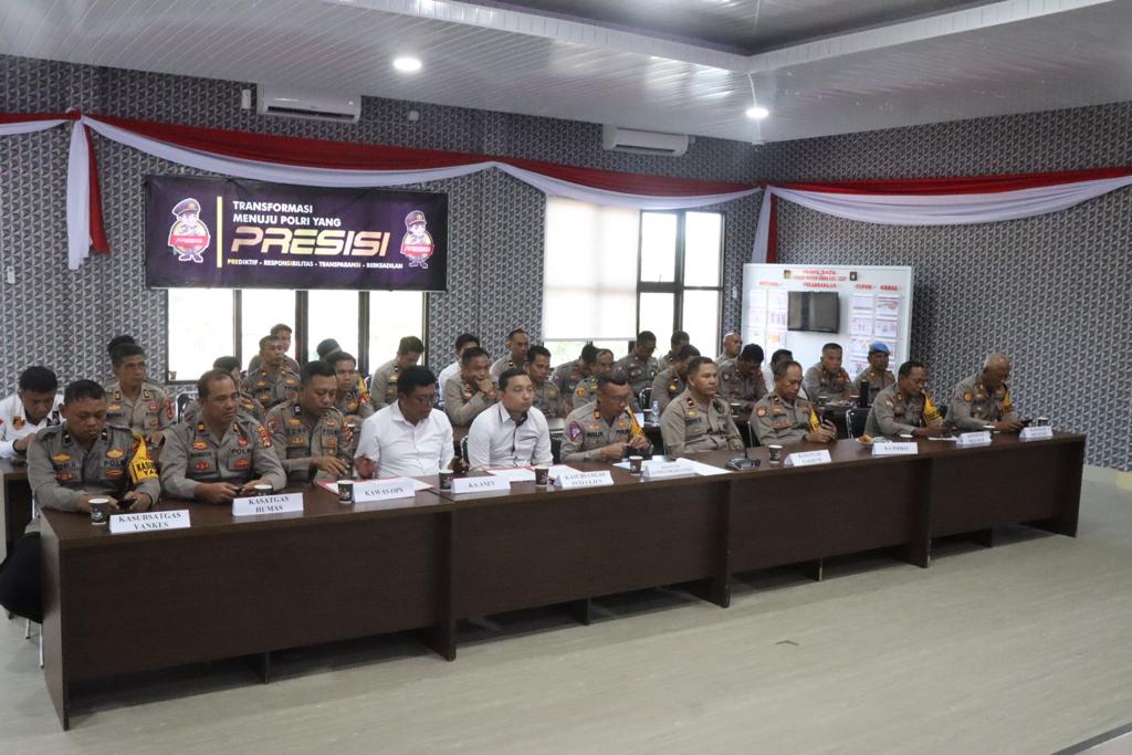 ANEV -- Kapolres Sopeng AKBP H Muhammad Yusuf Usman memimpin Analisis dan Evaluasi (Anev) Operasi Mantap Brata 2024 di Aula Tantya Sudhirajati Mapolres Soppeng, Senin (29/1).