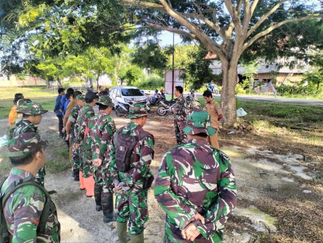 KARYA BAKTI -- Babinsa Koramil 03/Lilirilau dan Posramil Ganra beserta stakeholder dan komponen masyarakat melaksanakan kegiatan Karya Bakti pembersihkan Pasar Tradisonal Ganra sepanjang 500 meter persegi dan selokan di area Pasar Ganra Desa Ganra Kecamatan Ganra Kabupaten Soppeng, Senin (22/1).