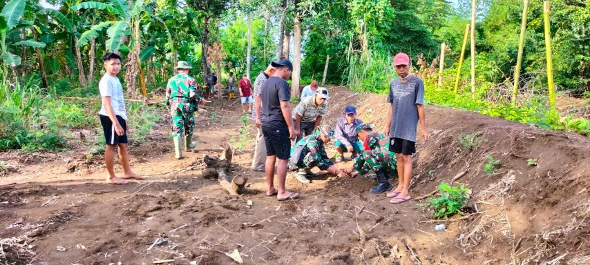 TANAM POHON -- Babinsa Koramil 02/Marioriawa dipimpin Ws Danramil Serka Jaliluddin bersama Lurah Attang Salo, Hj Herianti, Babinkamtibmas, Kepala lingkungan, RT/RW Kelurahan Attang Salo dan masyarakat melaksanakan Karya Bakti penanaman pohon Mahoni sebanyak 30 pohon di pinggiran tanggul Sungai Madining Kabupaten Soppeng. Minggu (21/1).