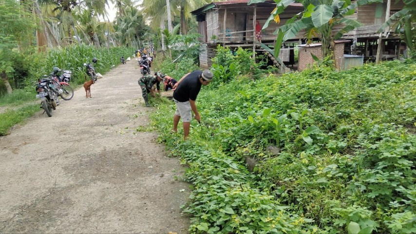 KARYA BAKTI -- Personel Koramil 1423-04/Liliriaja Korem 141/Toddopuli Kodam XIV/Hasanuddin melaksanakan Karya Bakti pembersihan saluran air sepanjang 300 meter dan pembersihan sampah disepanjang kiri kanan jalan di Dusun Lenrang Desa Jampu Kecamatan Liliriaja Kabupaten Soppeng, Kamis (18/1). 