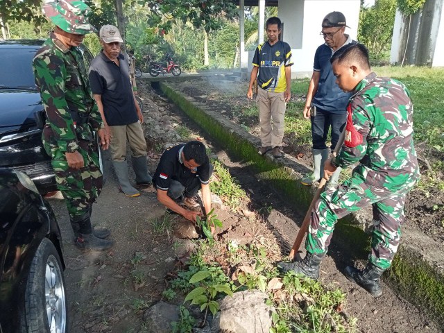 KARYA BAKTI -- Personel Koramil 1423-01/Lalabata dan Pos Ramil Donri-donri melaksanakan kegiatan Karya Bakti pembersihan selokan dan penanaman pohon mahoni di Lapangan Sepakbola Dare Ajue Kecamatan Donri-donri Kabupaten Soppeng, Kamis (25/1).