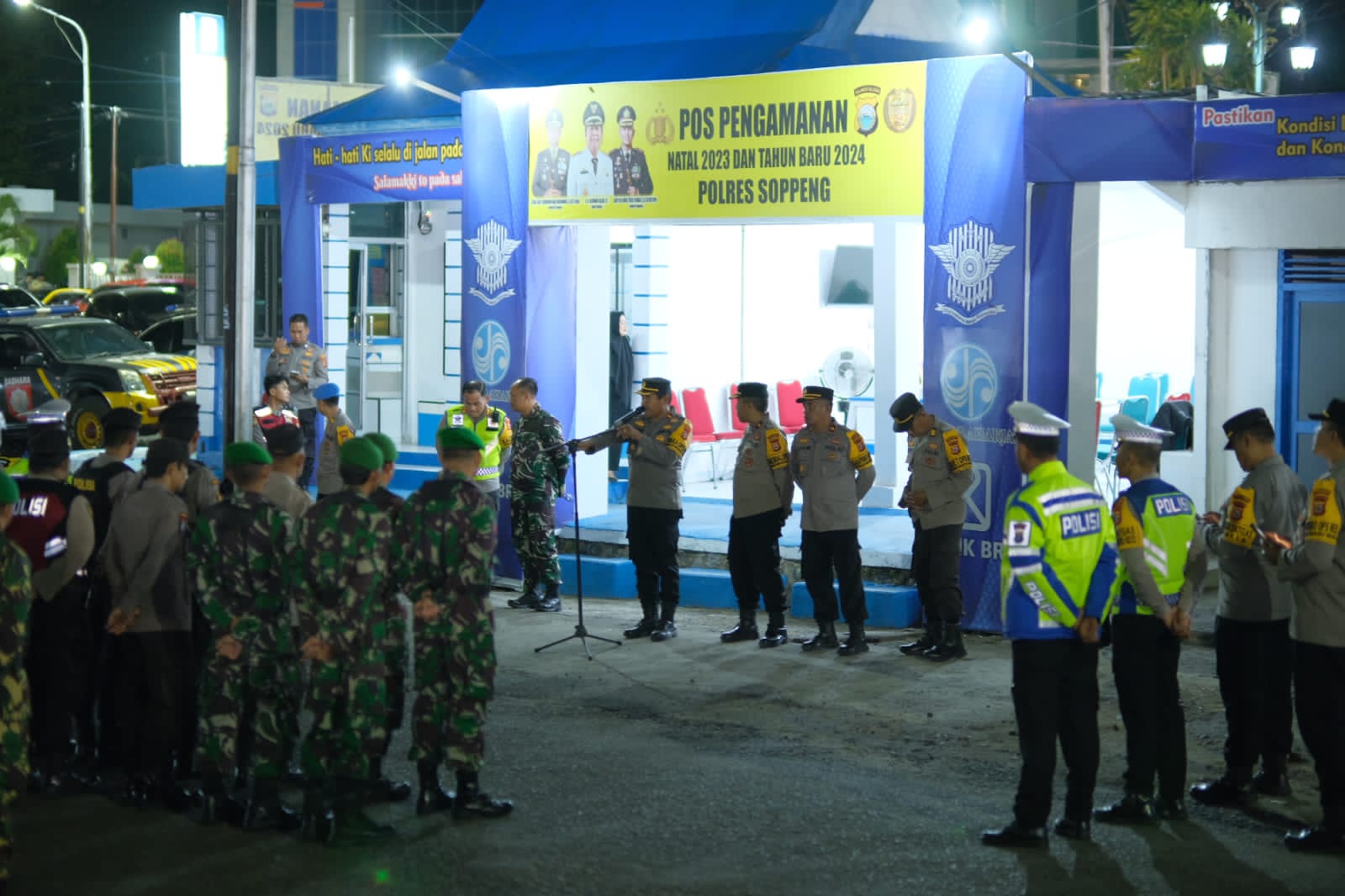PATROLI SKALA BESAR -- TNI-Polri dan Pemkab Soppeng melakukan patroli skala besar sinergitas dengan rute start pos lantas 700 Pos Lantas Watan Soppeng, Selasa (30/1). Kegiatan patroli dipimpin Kapolres Soppeng AKBP H Muhammad Yusuf Usman dan Dandim 1423 Soppeng Letkol (Inf) Sigit Suhendro Hadi.
