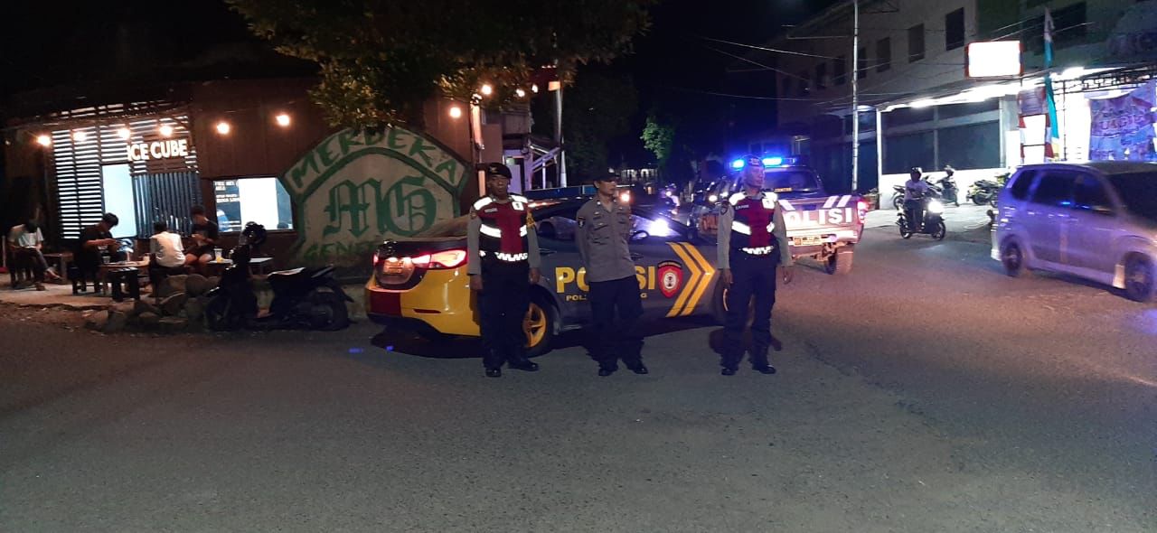 PATROLI -- Personel Satuan Samapta Polres Soppeng melaksanakan kegiatan Patroli Bersinggungan bersama Anggota Patroli Polsek Lalabata dalam rangka pemeliharaan Harkamtibmas dan penegakan disiplin wilayah Hukum Polres Soppeng, Sabtu (27/1).