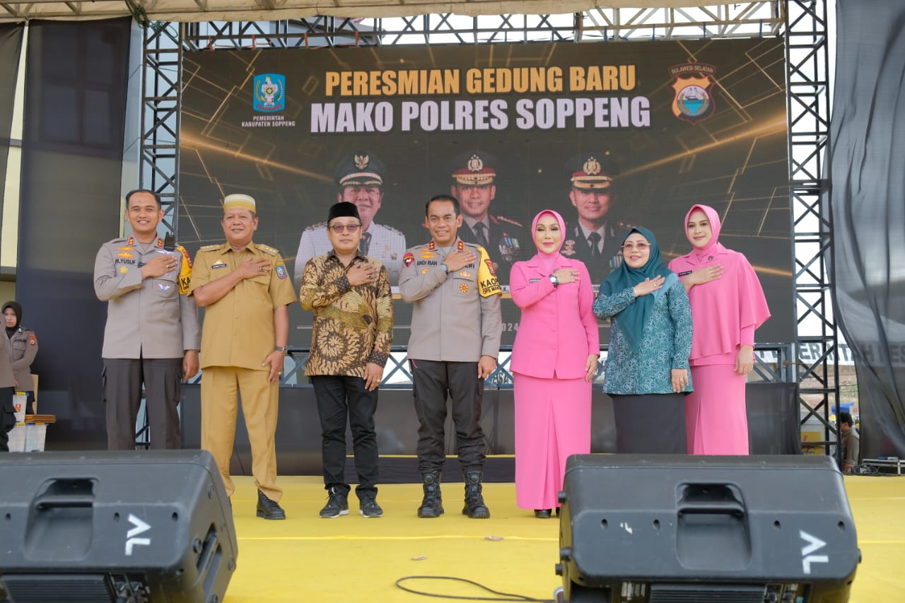 RESMIKAN -- Kapolda Sulsel Irjen (Pol) Andi Rian Djayadi foto bersama Bupati Soppeng HA KAswadi Razak usai meresmikan penggunaan Mako Polres Soppeng dan meletakan batu pertama pembangunan Masjid Al-Aqso Mako Polres Soppeng serta Gelar Bakti Sosial, Bakti Kesehatan dan Pasar Murah, Selasa (9/1). 