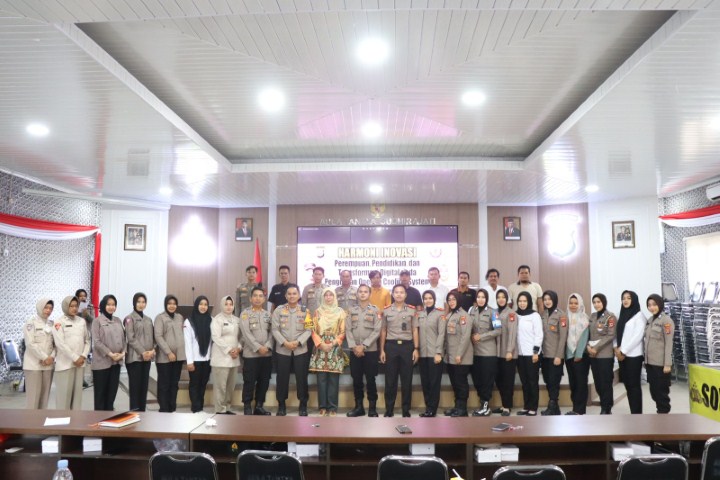 KUNJUNGAN -- Kapolres Soppeng AKBP H Muhammad Yusuf Usman foto bersama usai menerima kunjungan dari Sekolah Tinggi Ilmu Kepolisian (STIK) Lemdiklat Angkatan 81/ Widya Wira Satya di Aula Tantya Sudhirajati, Rabu (24/1).