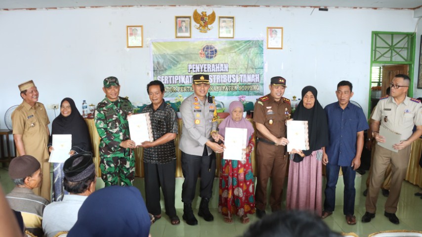 SERTIFIKAT -- Kapolres Soppeng AKBP H Muhammad Yusuf Usman menghadiri kegiatan penyerahan sertifikat tanah di Kantor Desa Paroto Kecamatan Lilirilau Kabupaten Soppeng, Selasa (23/1). 