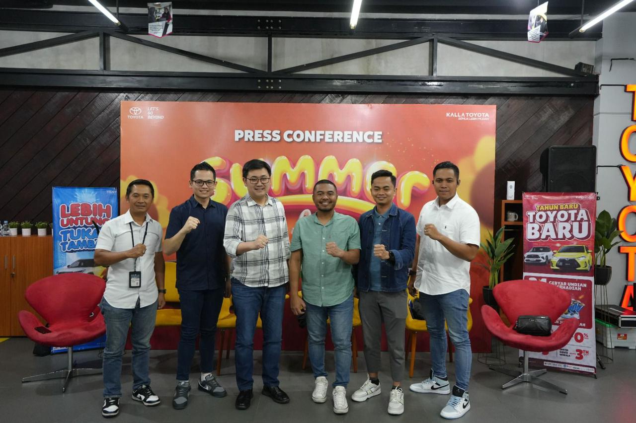 SUMMER FESTIVAL -- Suliadin selaku Marketing General Manager (tiga dari kanan), Andyka Susanto selaku West Region General Manager (tiga dari kiri), dan Abdul Hannan selaku Customer First Manager (dua dari kanan), foto bersama para mitranya dari TAF, ACC, dan MUF, foto bersama pada acara press conference event awal tahun 2024 bertajuk Summer Festival yang dilaksanakan di atrium Mal Ratu Indah.  