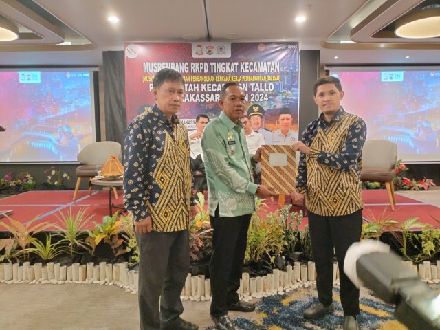 ist USULAN--Camat Tallo Ramli Lallo menyerahkan 209 usulan anggaran di kegiatan Musrembang RKPD tahun 2025 di Hotel Mercure ke Bappeda Kota Makassar,kemarin.