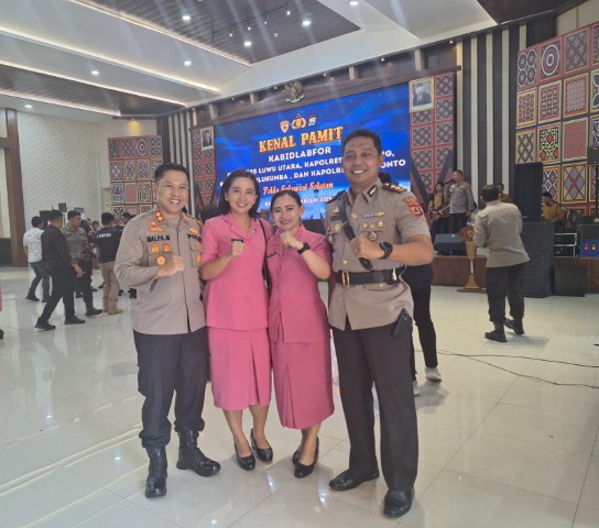 SERTIJAB -- Kapolres Tana Toraja, AKBP Malpa Malacoppo foto bersama para Kapolres jajaran Polda Sulsel saat menghadiri Sertijab Kabid Labfor Polda Sulsel di Mapolda Sulsel, Sabtu (6/1). Tampak Kapolres AKBP Malpa bersama istri foto bersama Kabid Labfor usai Sertijab. 