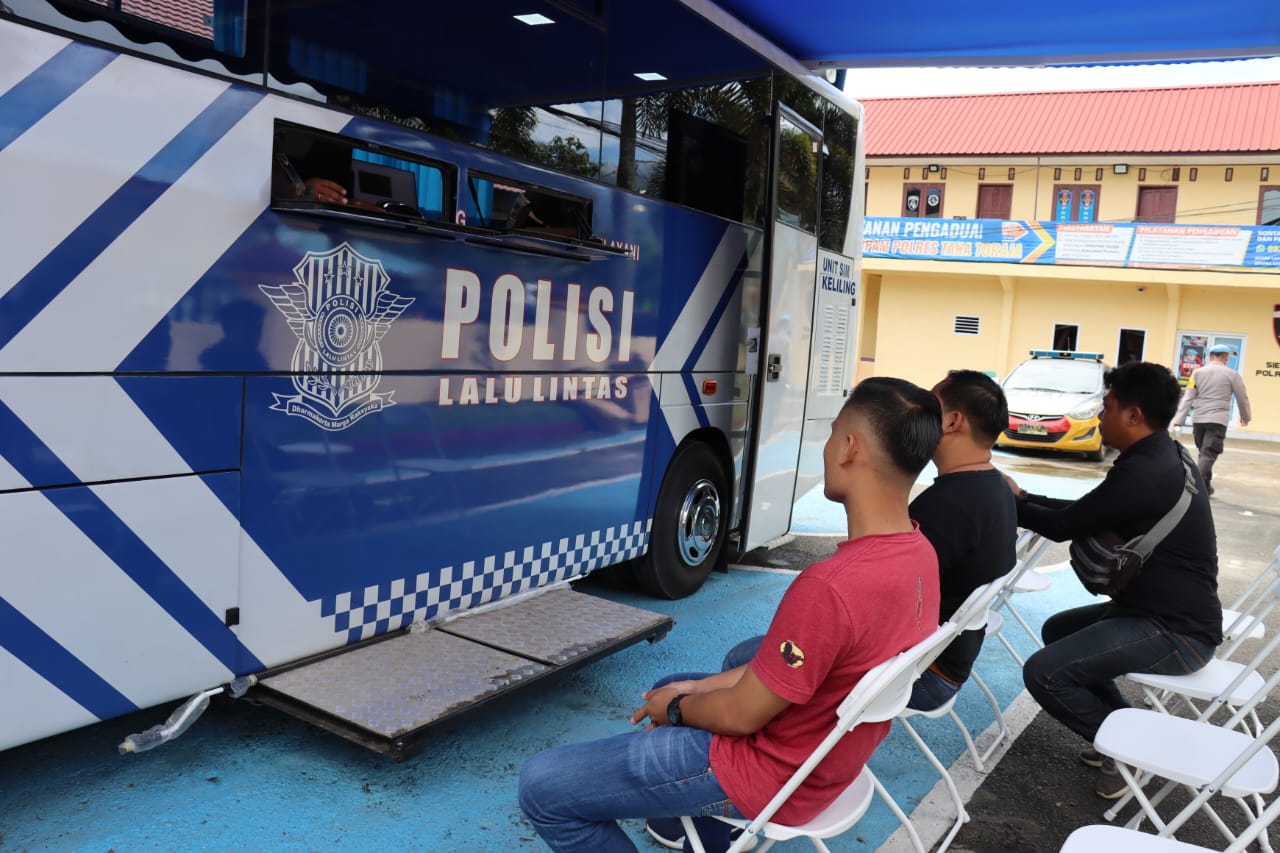 LAYANAN SIM -- Layanan mobile Simling Lantas Polres Tana Toraja mulai beroperasi. Layanan memudahkan warga dalam hal pelayanan perpanjangan SIM. 