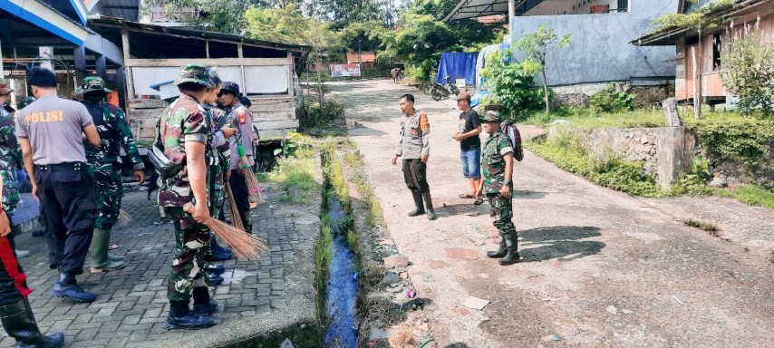 KERJA BAKTI -- Personel Koramil 08 dan Polsek Bonggakaradeng kerja bakti membersihkan jalan poros Lembang Buakayu mengantisipasi cuaca ektrim seperti hujan deras dan tanah longsor baru-baru ini.