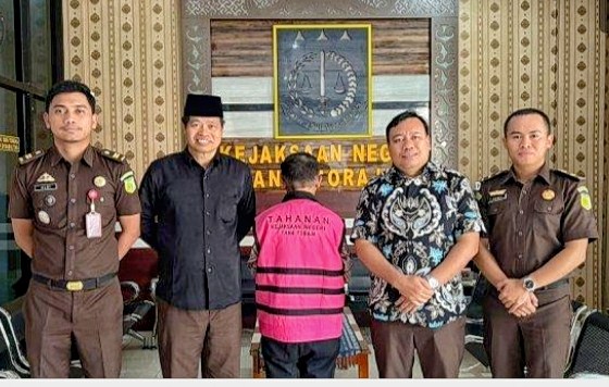 EKSEKUSI -- Terpidana kasus korupsi Bandara Buntu Kuni Mengkendek Ruben Rombe Randa saat dieksekusi Kejari Tana Toraja  di Rutan Kelas II/B Makale baru-baru ini.