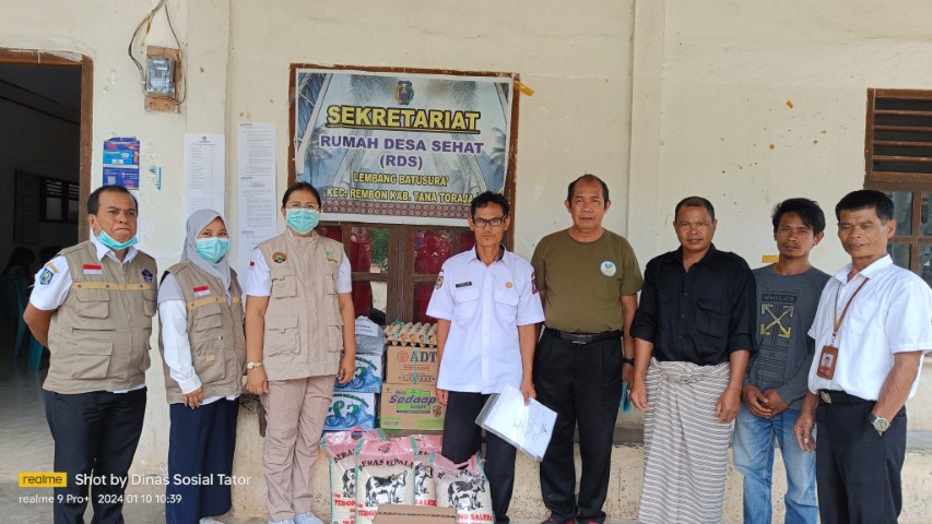 BANTUAN -- Bencana longsor menimpa rumah warga di Pandan, Lembang Limbong pada Selasa (9/1). Dinas Sosial Tana Toraja bergerak cepat dengan menyerahkan bantuan tanggap darurat bencana berupa pangan kepada para terdampak.