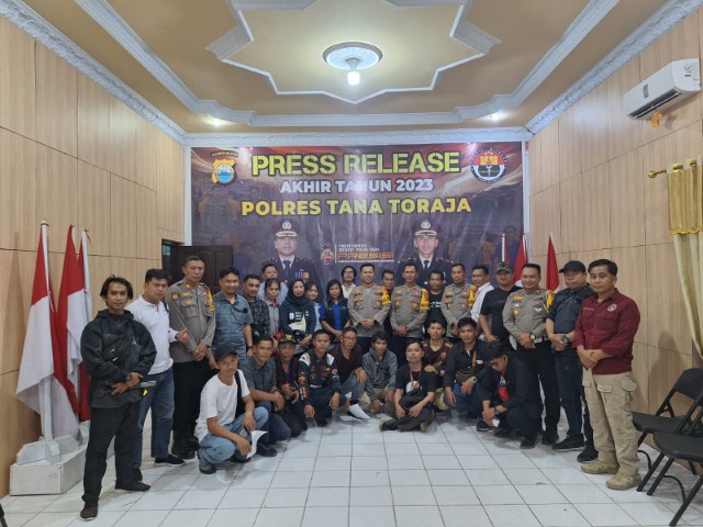 RILIS KINERJA  -- Kapolres Tana Toraja AKBP Malpa Malacoppo didampingi Wakapolres Kompol Yulius Losong foto bersama usai jumpa pers rilis capaian kinerja dua tahun terakhir 2022 dan 2023 di Mapolres, Jumat (29/12). 