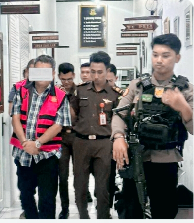 DITAHAN  -- Dua tersangka dugaan korupsi proyek peningkatan jalan poros Bangkelekila & To' yasa Torut resmi ditahan penyidik Cabjari Rantepaodi Rutan Kelas IIB Makale Tatir, Senin (8/1).