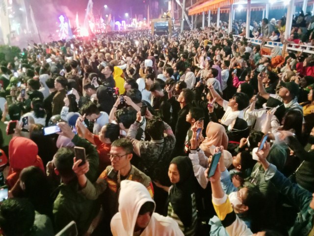 MALAM TAHUN BARU -- Suasana malam tahun baru bagi warga Tator dirayakan di Plaza Kolam Makale, Senin (31/12) malam. Seluruh warga berharu biru menyambut malam pergantian tahun.