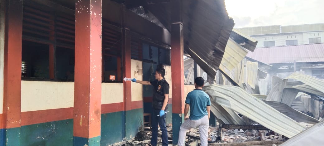 OLAH TKP -- Tim inavis Polres Toraja Utara melakukan olah TKP kebakaran di SMP 1 Rantepao untuk mengetahui penyebab terjadinya kebakaran, Selasa (9/1). 