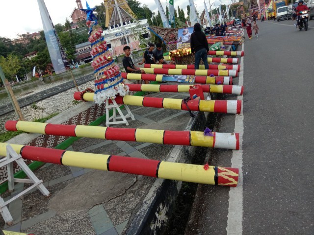 LOMBA BARATTUNG -- Lomba permainan tradisional meriam bambu (Barattung) yang digelar di Plaza Kolam Makale dengan hadiah utama satu unit sepeda motor.