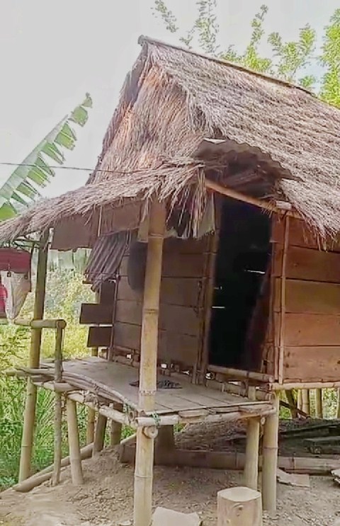 BUTUH PERHATIAN -- Rumah warga miskin Indo Damaris di Mappak yang nyaris roboh butuh perhatian dari Pemkab Tator. Bahkan hingga kini rumah Indo belum tersentuh aksi beda rumah dari Pemkab.