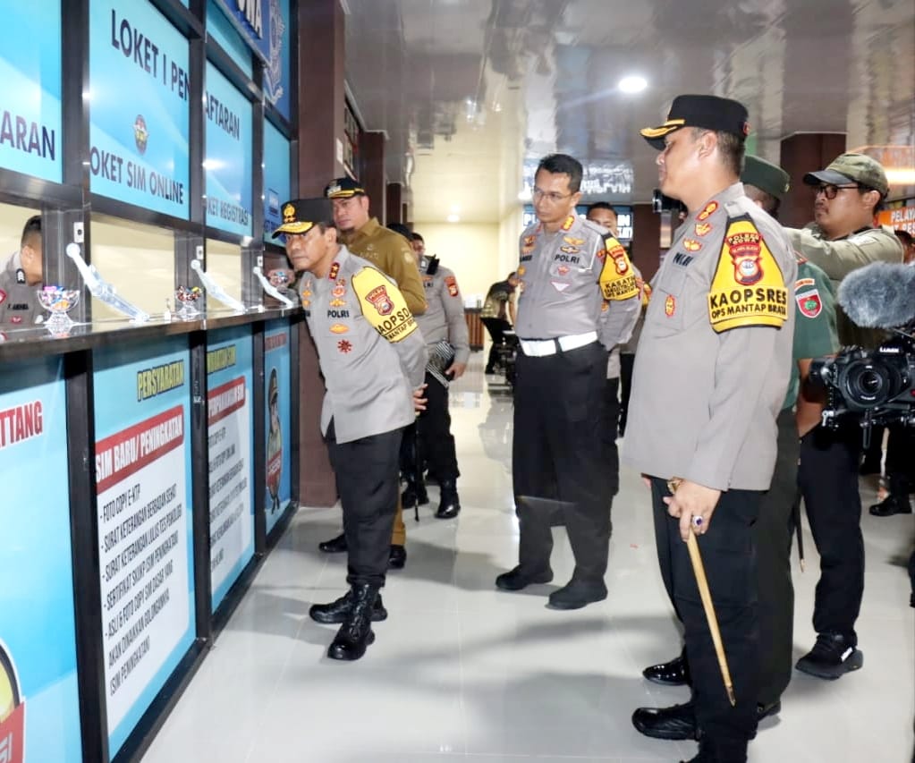 IST TINJAU -- Kapolda Sulsel, Irjen Pol Andi Rian R Djajadi saat meninjau loket-loket dalam ruang pelayanan di gedung pelayanan. 