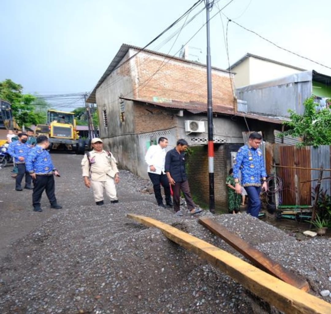 IST TINJAU -- Bupati Gowa, Adnan Purichta Ichsan saat meninjau progres pembuatan jalan alternatif di Pangkabinanga tembus poros Pallangga. 
