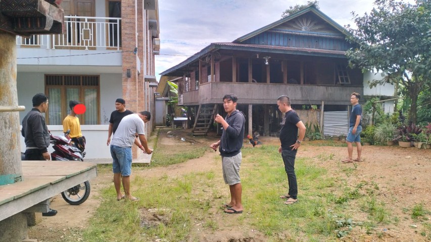 DISEL -- Dua pelaku judi sabung ayam VY (18) dan YJ (14) yang masih anak dibawa umur merupakan warga Bolu, Tallunglipu Matallo diringkus Resmob Polres Toraja Utara di Buntu Kira' Lembang Lili'kira’ Kecamata Nanggala, Toraja Utara, Minggu (21/1). 