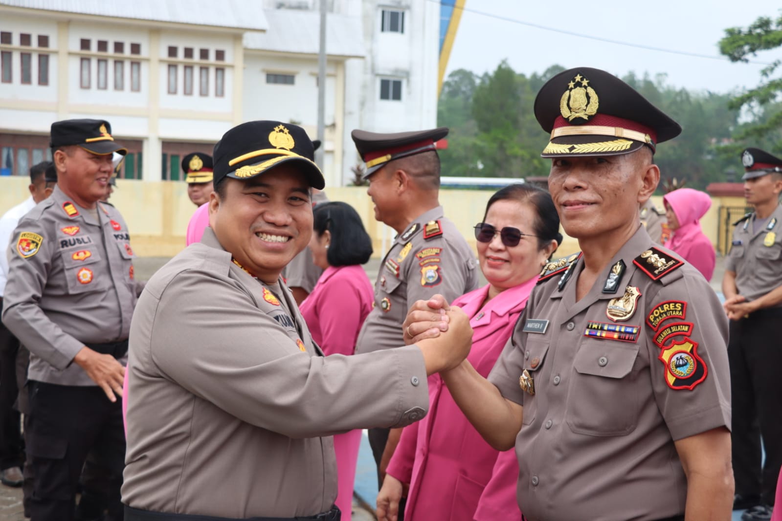 NAIK PANGKAT -- Kapolres Torut AKBP Zulanda saat memimpin kenaikan pangkat 19 personel di halaman Mapolres, Panga, Kecamaran Tondon, Minggu (31/12). 