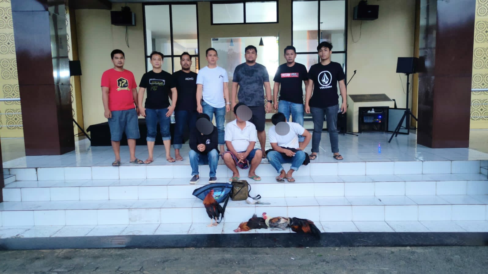 DITAHAN -- Tiga Pelaku dan barang bukti judi sabung ayam diamankan tim Reskrim Polres Torut dan langsung dilakukan penahanan usai ditetapkan sebagai tersangka.