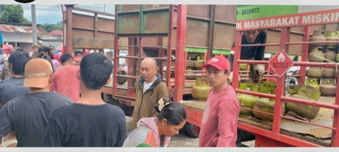 OPERASI PASAR -- Dinas Perindag Torut melakukan operasi pasar gas elpiji bersubsidi dengan menggandeng salah satu agen elpiji PT Sinar Ratte.