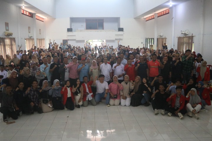 TRY OUT DAN TALKSHOW -- Pj Bupati Jeneponto, Junaedi Bakri dan Rektor Unhas Makassar, Prof Jamaluddin Jompa (tengah), foto bersama para peserta try out dan talkshow dari kalangan siswa SMA dan sederajat di gedung Sipitangarri.