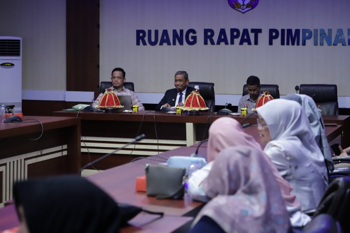 RAKOR -- Bupati Wajo, Amran Mahmud saat memimpin Rakor pelaksanaan Sengkang Expo Festival 2024 di Ruang Rapat Pimpinan Kantor Bupati Wajo, Sabtu (6/1).