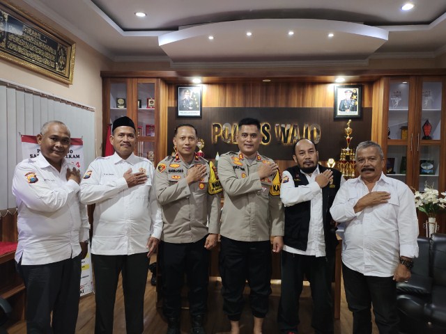 AUDIENSI -- Pengurus Pokdarkamtibmas Resor Kabupaten Wajo melakukan audensi dengan Kapolres Wajo AKBP H Facthur Rochman di ruang kerjanya, Kamis (25/1). Tampak Kapolres didampingi Wakapolres Wajo Kompol Hardjoko foto bersama usai audensi.