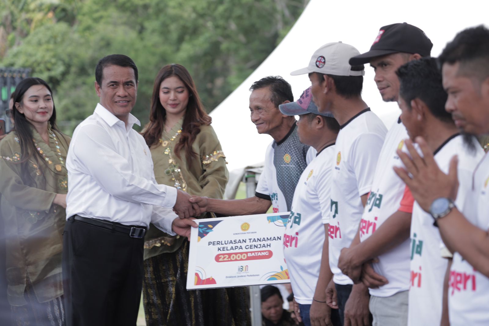 BANTUAN -- Menteri Pertanian, Andi Amran Sulaiman menyerahkan bantuan guna menggenjot pembangunan pertanian di Kabupaten Wajo, Sabtu (12/1). Pembangunan pertanian menempati prioritas utama dalam pembangunan ekonomi daerah di Kabupaten Wajo. 